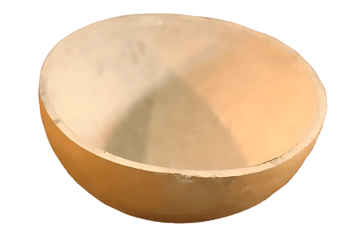 Calebasse Africaine naturelle demi-sphérique, accessoire traditionnel en Lagenaria siceraria pour cuisine ou décoration artisanale.